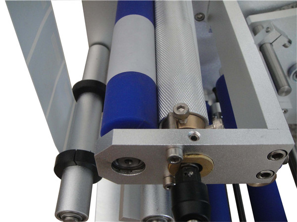 Vertical round bottle labeling machine with date printer